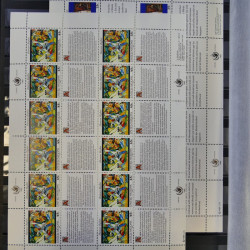 Lot de feuillets timbres de Nations Unies neufs** en 3 albums.