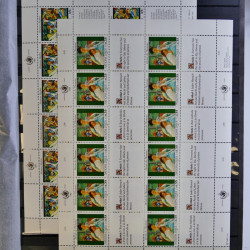 Lot de feuillets timbres de Nations Unies neufs** en 3 albums.