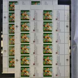 Lot de feuillets timbres de Nations Unies neufs** en 3 albums.