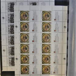 Lot de feuillets timbres de Nations Unies neufs** en 3 albums.