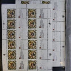 Lot de feuillets timbres de Nations Unies neufs** en 3 albums.