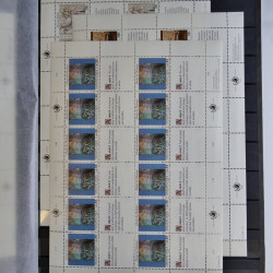Lot de feuillets timbres de Nations Unies neufs** en 3 albums.