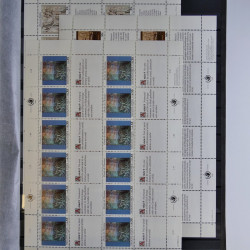Lot de feuillets timbres de Nations Unies neufs** en 3 albums.