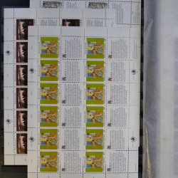 Lot de feuillets timbres de Nations Unies neufs** en 3 albums.