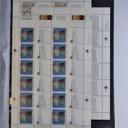 Lot de feuillets timbres de Nations Unies neufs** en 3 albums.