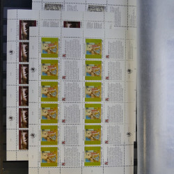 Lot de feuillets timbres de Nations Unies neufs** en 3 albums.