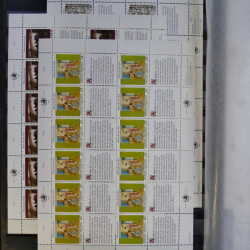 Lot de feuillets timbres de Nations Unies neufs** en 3 albums.