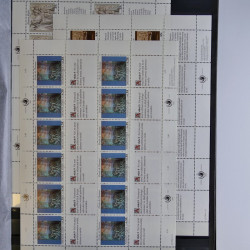 Lot de feuillets timbres de Nations Unies neufs** en 3 albums.