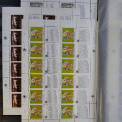 Lot de feuillets timbres de Nations Unies neufs** en 3 albums.