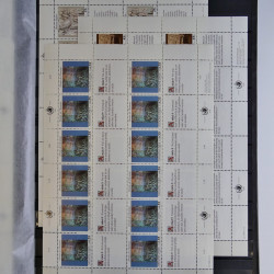 Lot de feuillets timbres de Nations Unies neufs** en 3 albums.