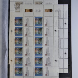 Lot de feuillets timbres de Nations Unies neufs** en 3 albums.