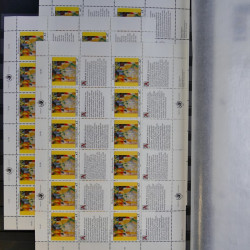 Lot de feuillets timbres de Nations Unies neufs** en 3 albums.