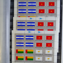 Lot de feuillets timbres de Nations Unies neufs** en 3 albums.