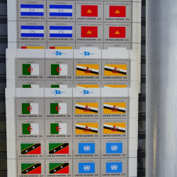 Lot de feuillets timbres de Nations Unies neufs** en 3 albums.