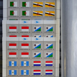 Lot de feuillets timbres de Nations Unies neufs** en 3 albums.