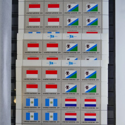 Lot de feuillets timbres de Nations Unies neufs** en 3 albums.