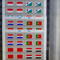 Lot de feuillets timbres de Nations Unies neufs** en 3 albums.