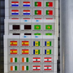 Lot de feuillets timbres de Nations Unies neufs** en 3 albums.