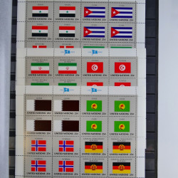 Lot de feuillets timbres de Nations Unies neufs** en 3 albums.