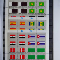 Lot de feuillets timbres de Nations Unies neufs** en 3 albums.