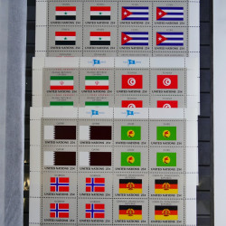 Lot de feuillets timbres de Nations Unies neufs** en 3 albums.