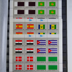 Lot de feuillets timbres de Nations Unies neufs** en 3 albums.