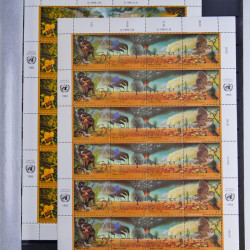 Lot de feuillets timbres de Nations Unies neufs** en 3 albums.