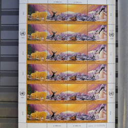 Lot de feuillets timbres de Nations Unies neufs** en 3 albums.