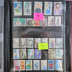 Vrac de timbres de France neufs et oblitérés en un carton.