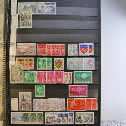 Vrac de timbres de France neufs et oblitérés en un carton.