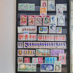 Vrac de timbres de France neufs et oblitérés en un carton.