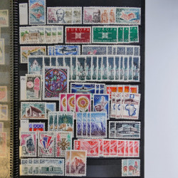 Vrac de timbres de France neufs et oblitérés en un carton.
