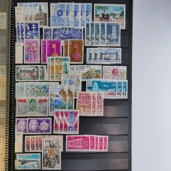 Vrac de timbres de France neufs et oblitérés en un carton.