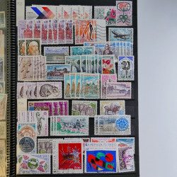 Vrac de timbres de France neufs et oblitérés en un carton.