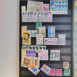 Vrac de timbres de France neufs et oblitérés en un carton.