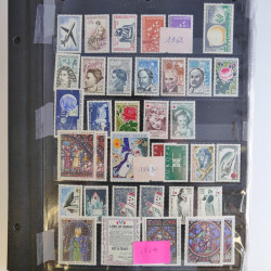 Vrac de timbres de France neufs et oblitérés en un carton.