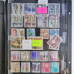 Vrac de timbres de France neufs et oblitérés en un carton.