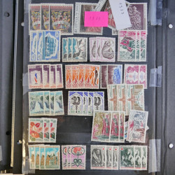 Vrac de timbres de France neufs et oblitérés en un carton.