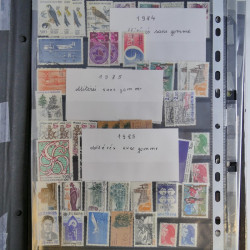 Vrac de timbres de France neufs et oblitérés en un carton.