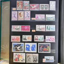 Vrac de timbres de France neufs et oblitérés en un carton.