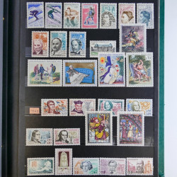 Vrac de timbres de France neufs et oblitérés en un carton.