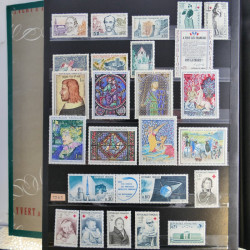 Vrac de timbres de France neufs et oblitérés en un carton.