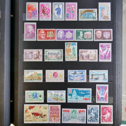 Vrac de timbres de France neufs et oblitérés en un carton.