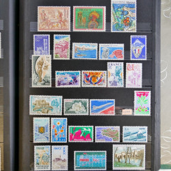 Vrac de timbres de France neufs et oblitérés en un carton.