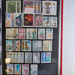 Vrac de timbres de France neufs et oblitérés en un carton.