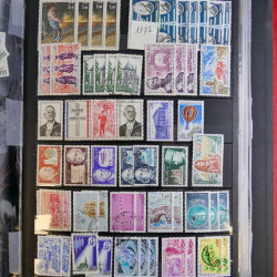 Vrac de timbres de France neufs et oblitérés en un carton.