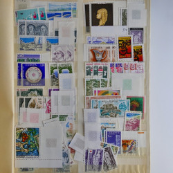 Vrac de timbres de France neufs et oblitérés en un carton.