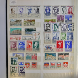 Vrac de timbres de France neufs et oblitérés en un carton.