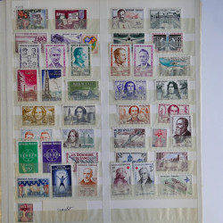 Vrac de timbres de France neufs et oblitérés en un carton.