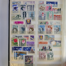 Vrac de timbres de France neufs et oblitérés en un carton.